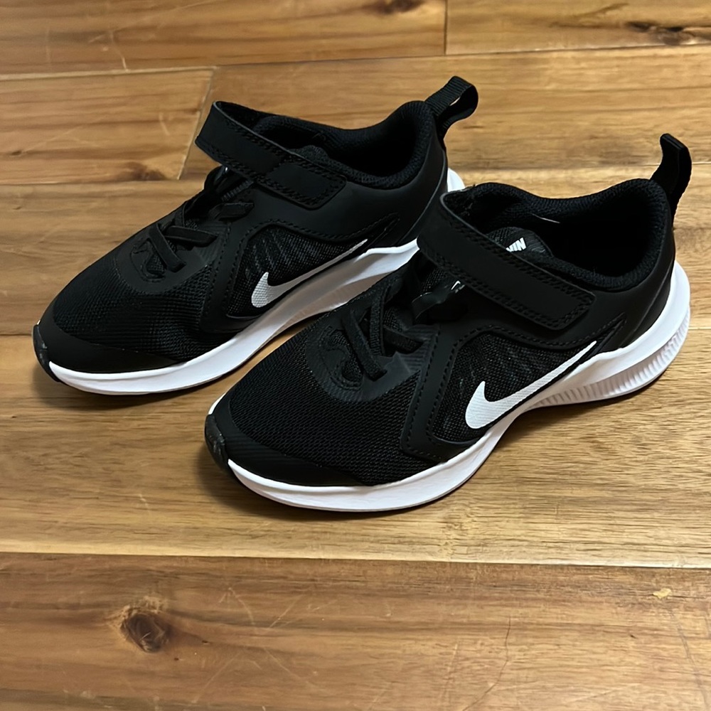 New boys Nike run shoes